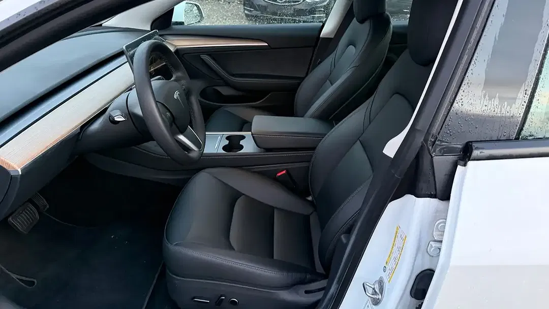 Tesla Model 3 - Thumbnail 4