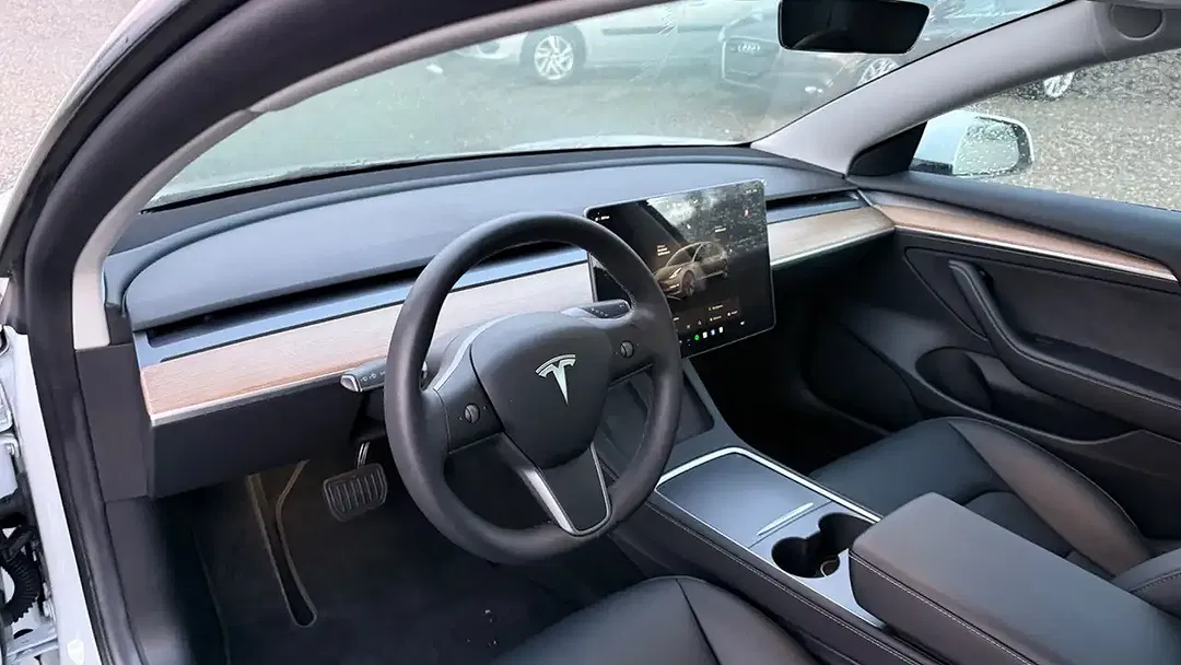 Tesla Model 3 - Thumbnail 5