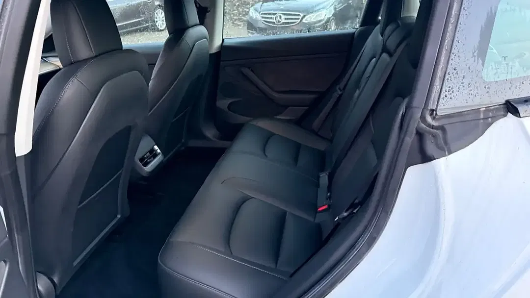 Tesla Model 3 - Thumbnail 6