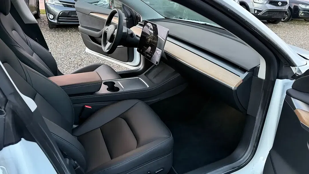 Tesla Model 3 - Thumbnail 7