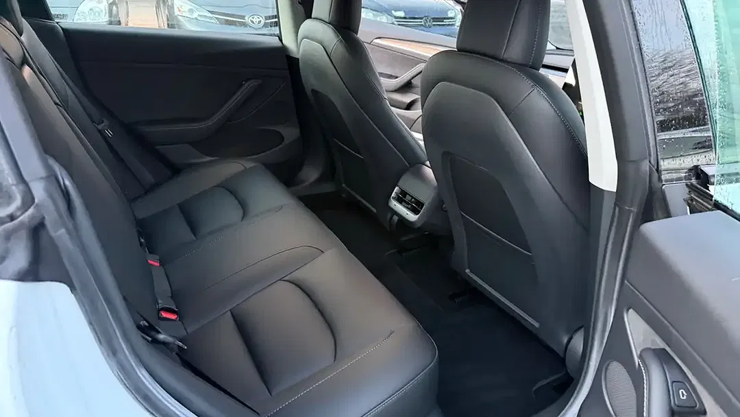 Tesla Model 3 - Thumbnail 8