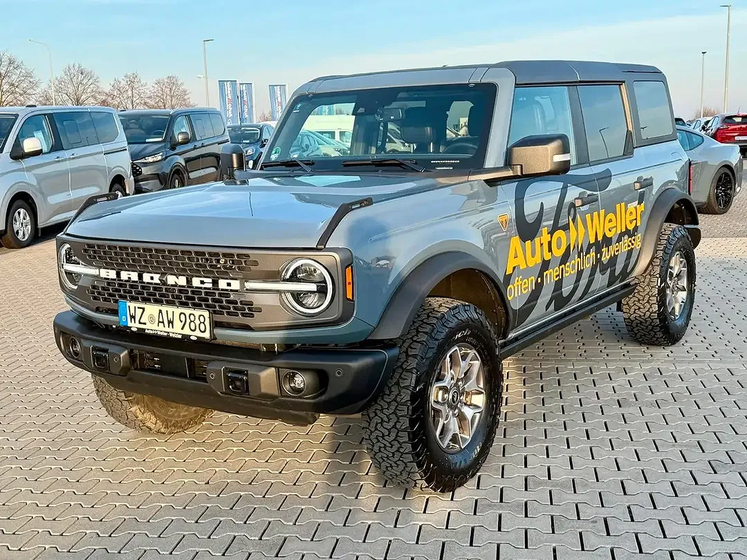 Ford Bronco - Thumbnail 2