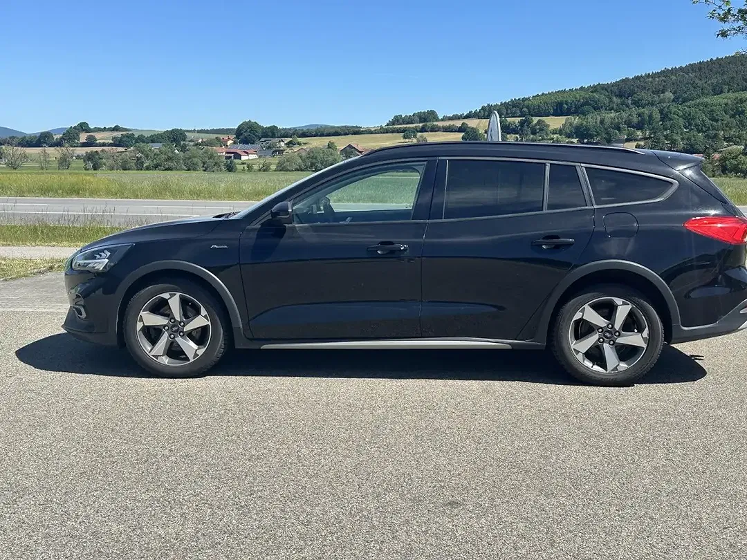 Ford Focus - Thumbnail 2
