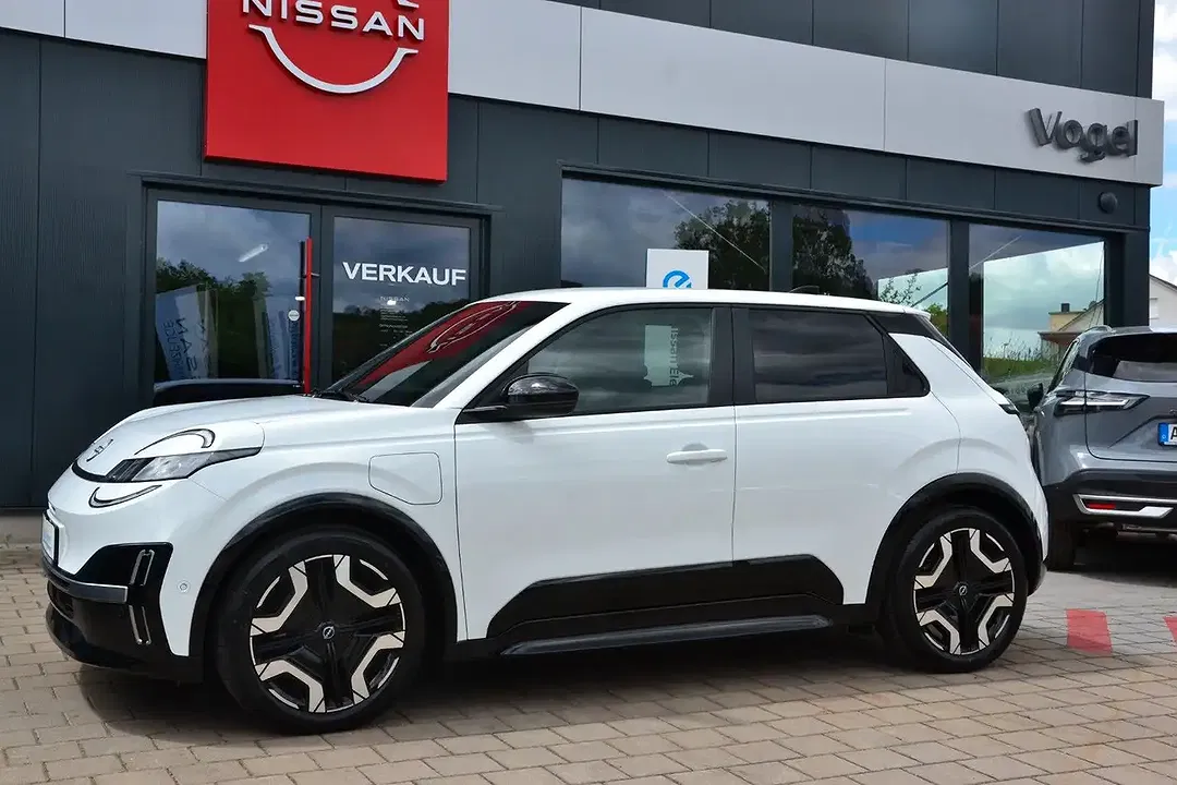 Nissan Micra - Thumbnail 3