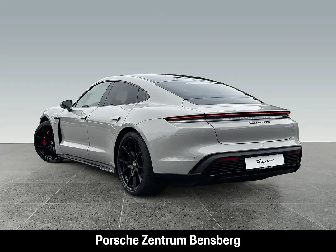 Porsche Taycan - Thumbnail 3