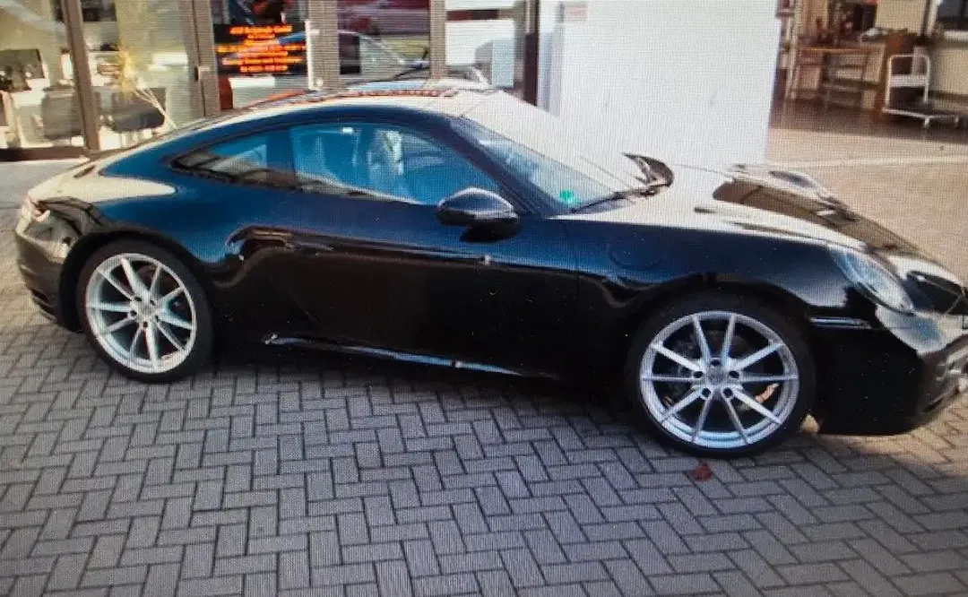 Porsche 992 - Thumbnail 3