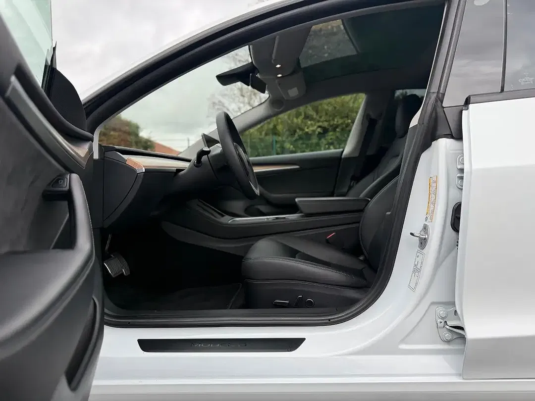 Tesla Model 3 - Thumbnail 10