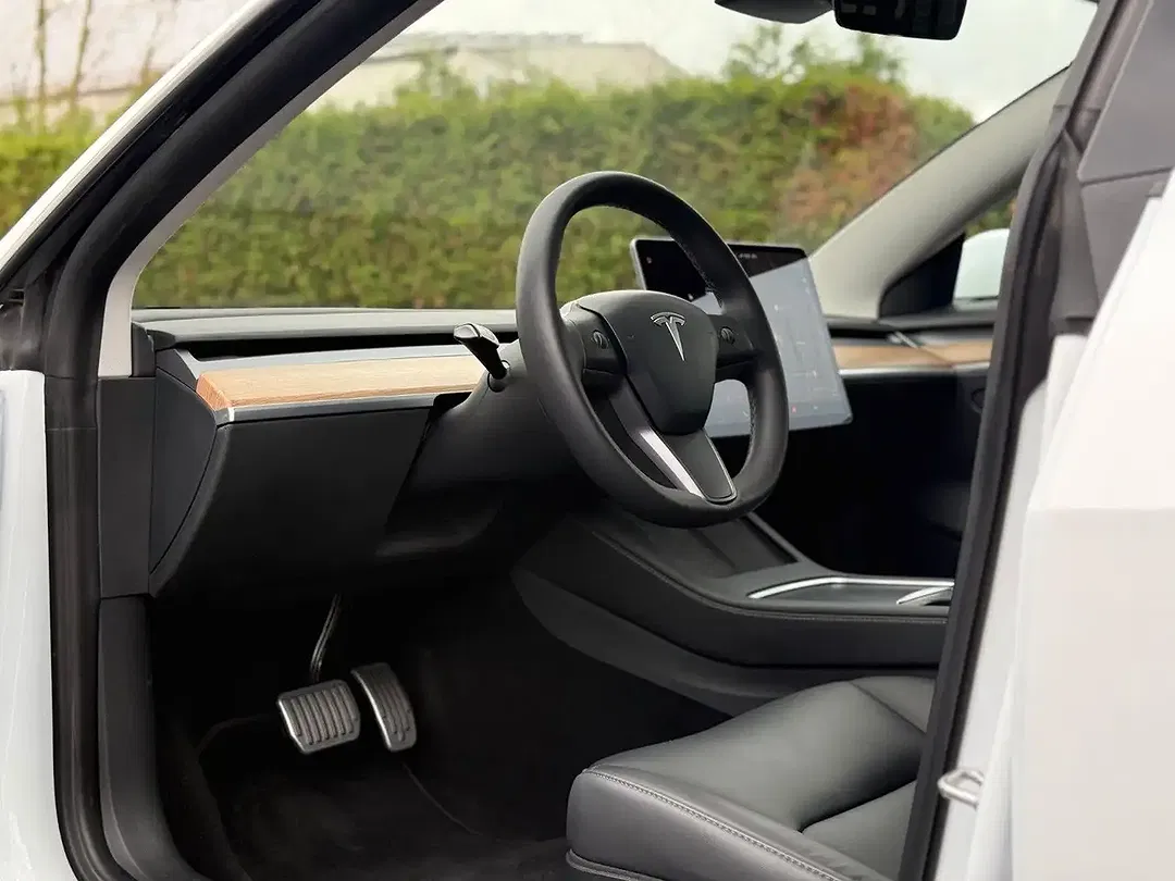 Tesla Model 3 - Thumbnail 11