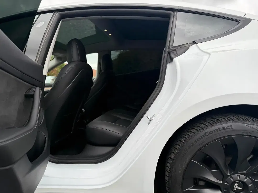 Tesla Model 3 - Thumbnail 12