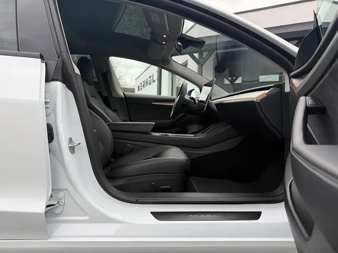 Tesla Model 3 - Thumbnail 13