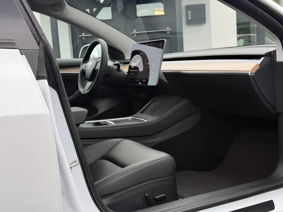 Tesla Model 3 - Thumbnail 14
