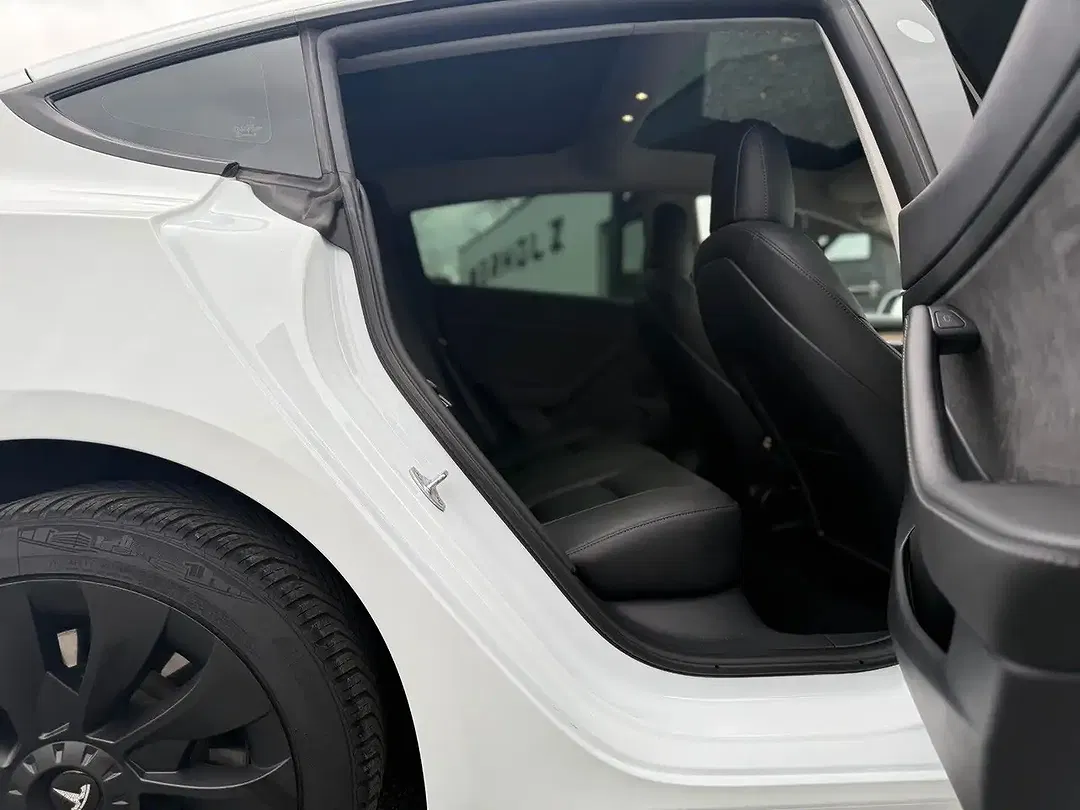 Tesla Model 3 - Thumbnail 15