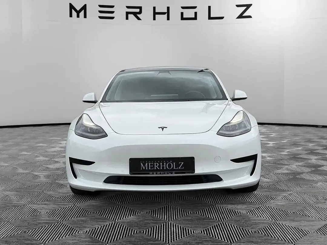 Tesla Model 3 - Thumbnail 2