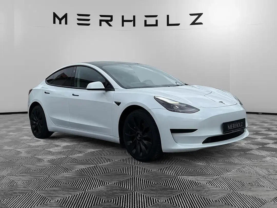 Tesla Model 3 - Thumbnail 3