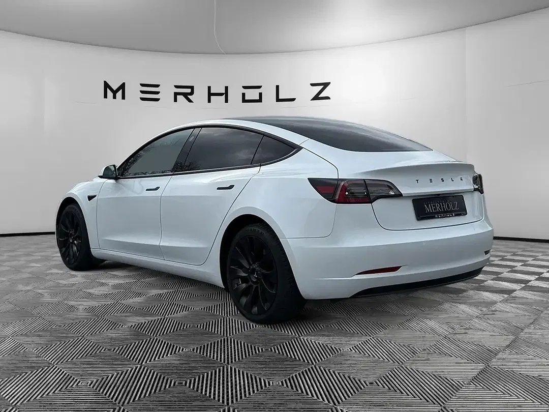 Tesla Model 3 - Thumbnail 5