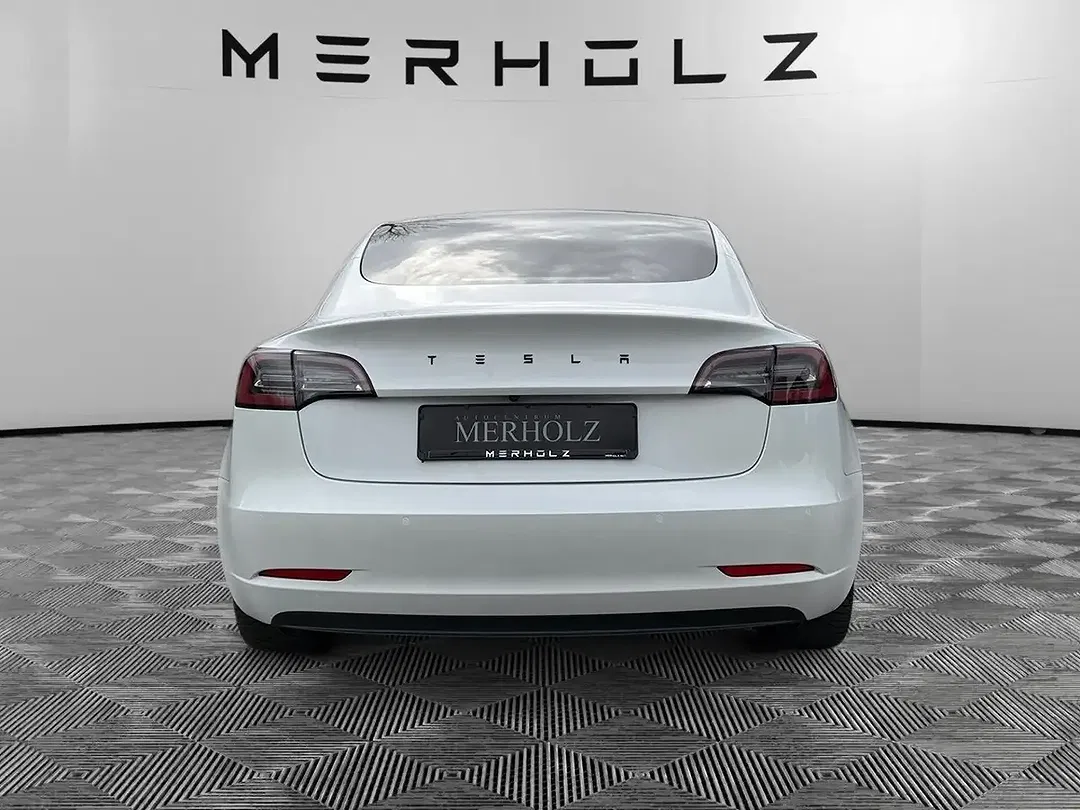 Tesla Model 3 - Thumbnail 6