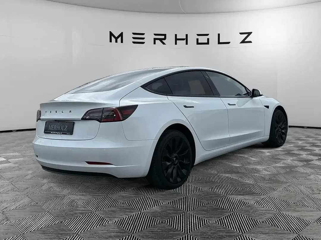 Tesla Model 3 - Thumbnail 7