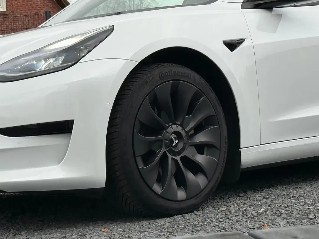 Tesla Model 3 - Thumbnail 8