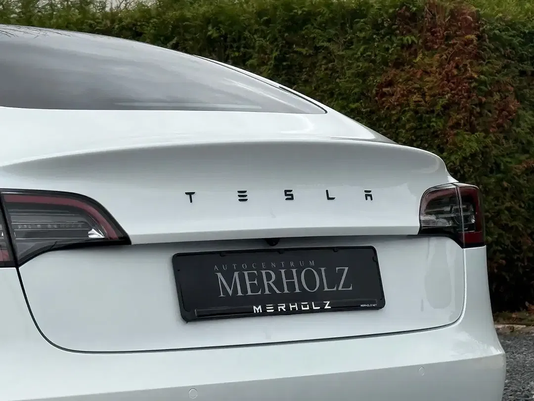 Tesla Model 3 - Thumbnail 9