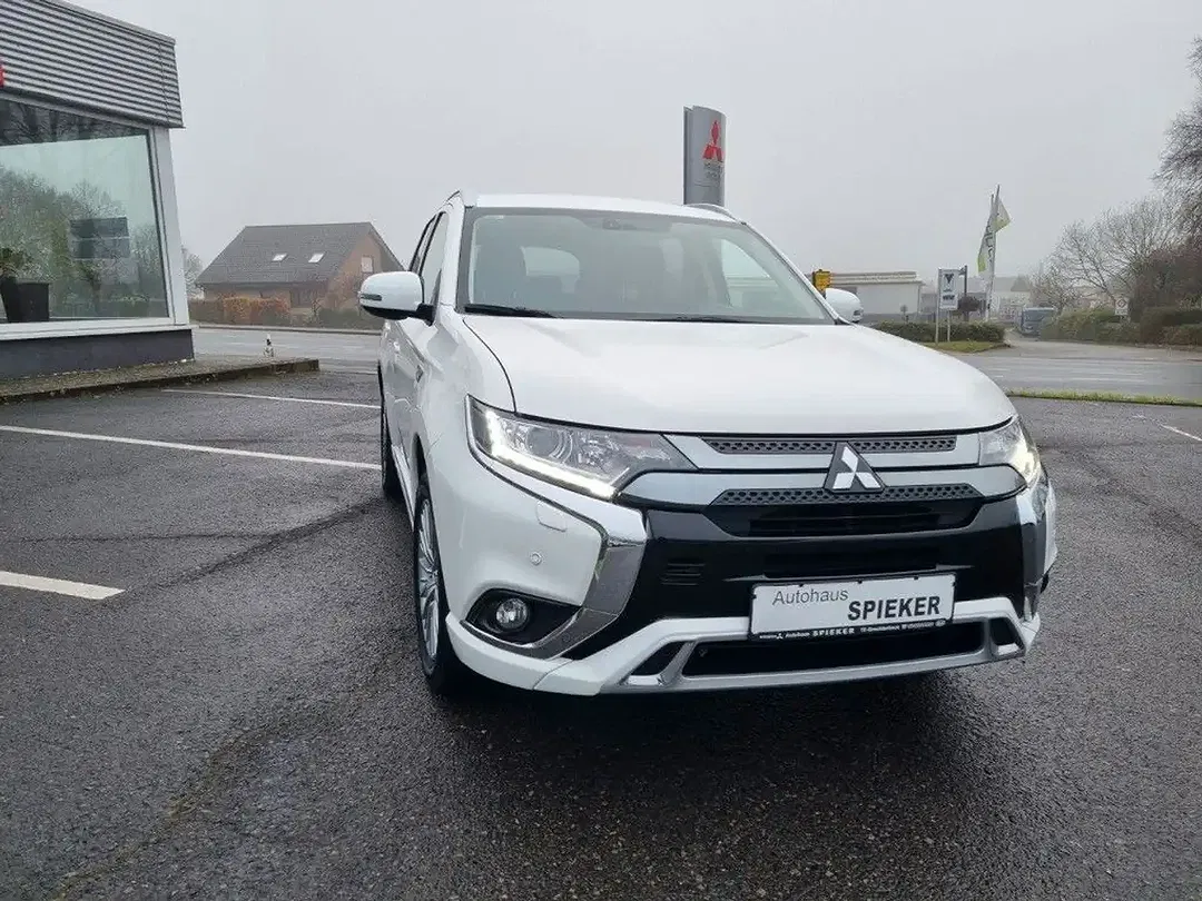 Mitsubishi Outlander - Thumbnail 2