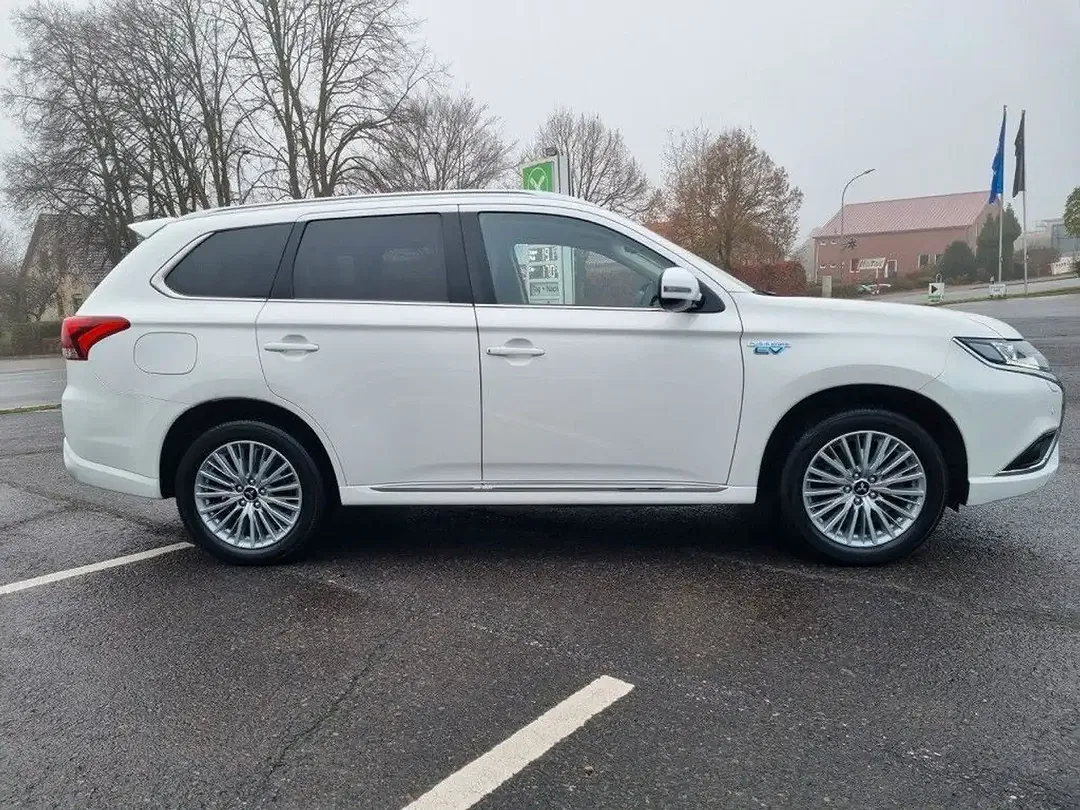 Mitsubishi Outlander - Thumbnail 3