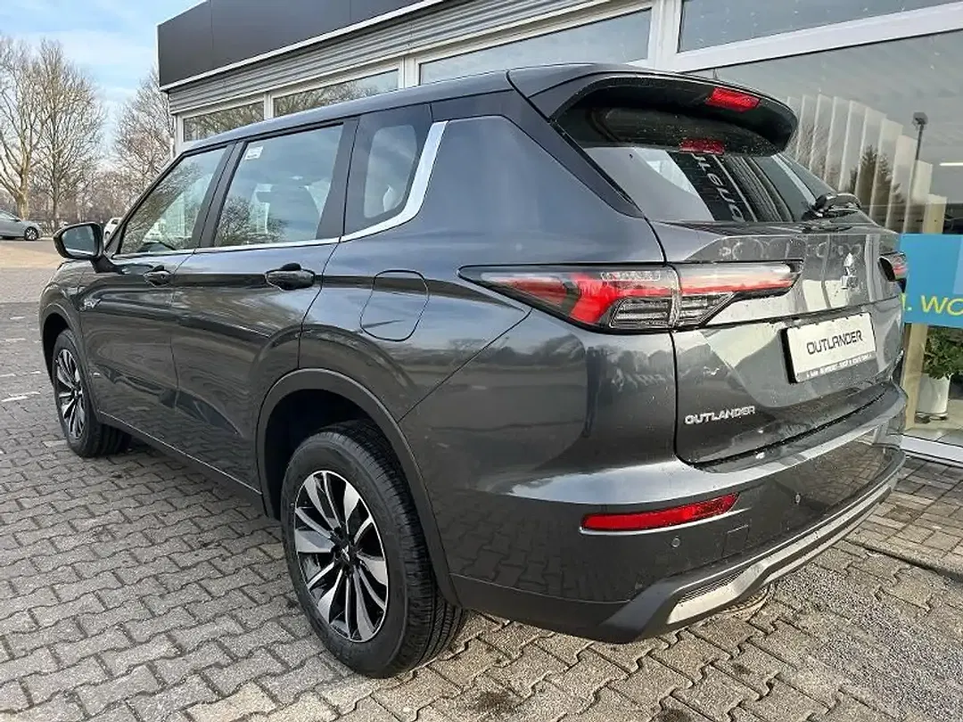 Mitsubishi Outlander - Thumbnail 4