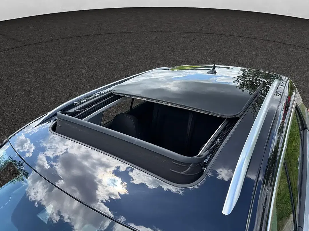 Volkswagen T-Roc - Thumbnail 2