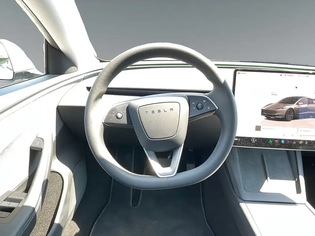 Tesla Model 3 - Thumbnail 15