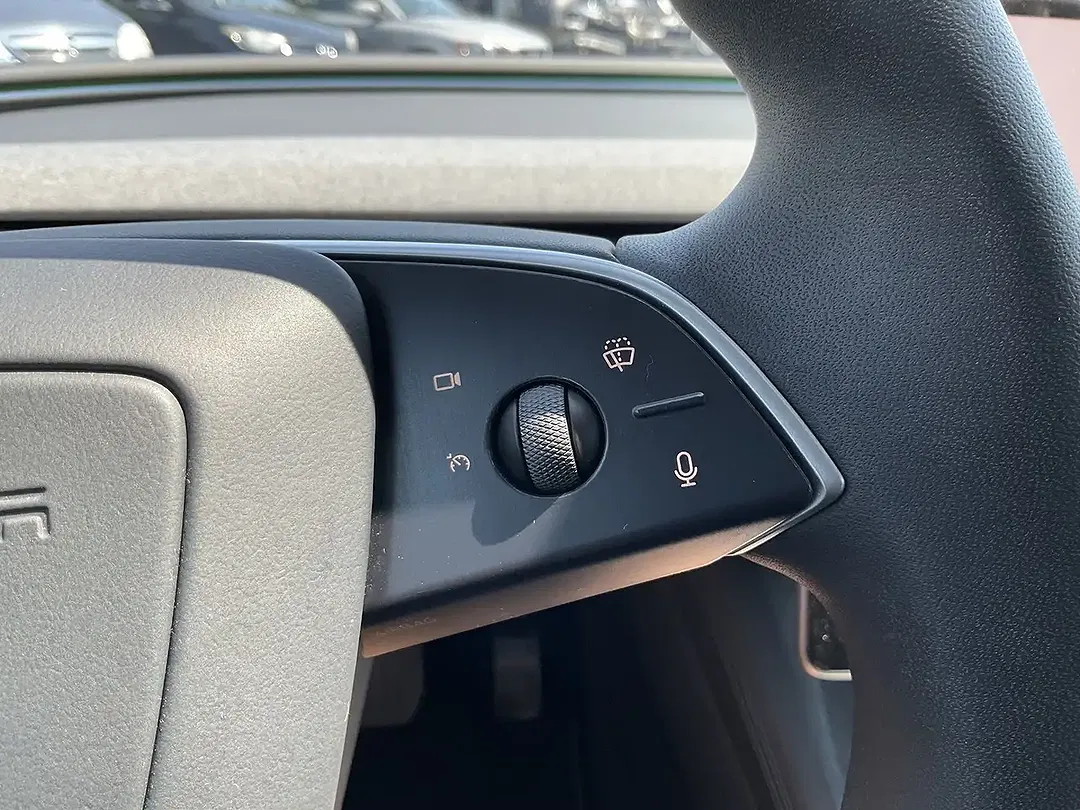 Tesla Model 3 - Thumbnail 17