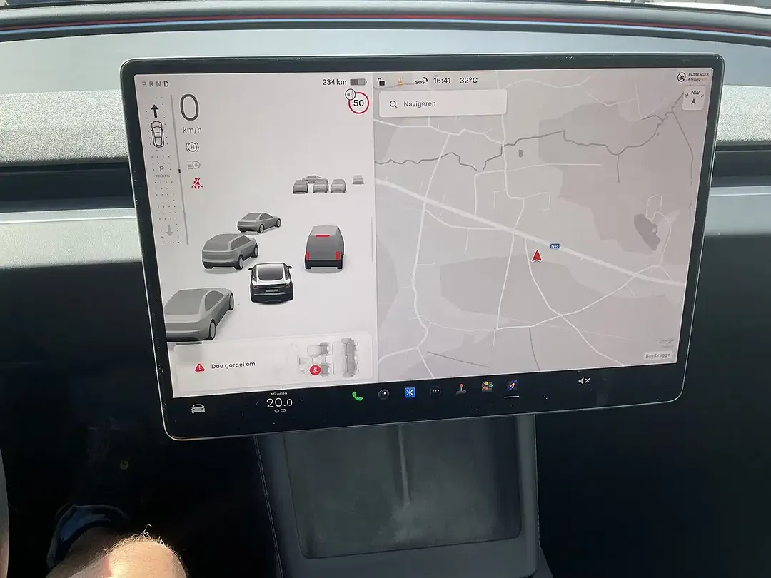 Tesla Model 3 - Thumbnail 18