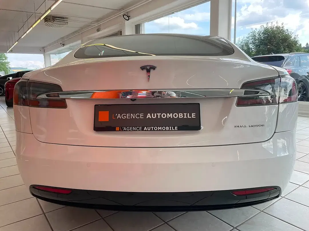 Tesla Model S - Thumbnail 6