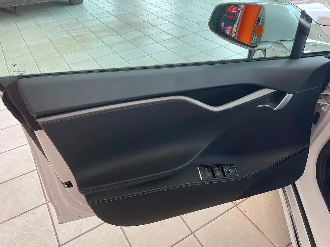 Tesla Model S - Thumbnail 8
