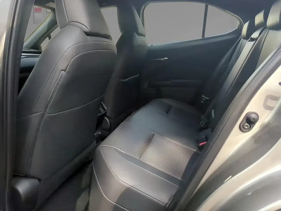 Lexus UX 300e - Thumbnail 10