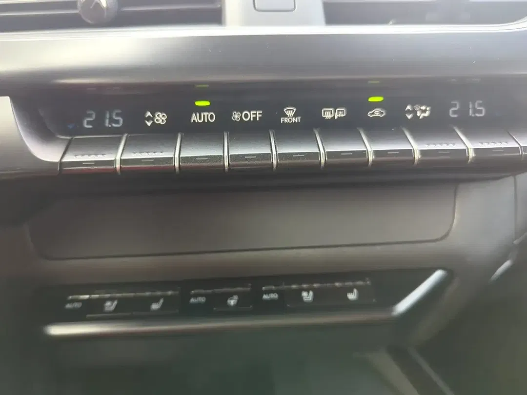Lexus UX 300e - Thumbnail 15