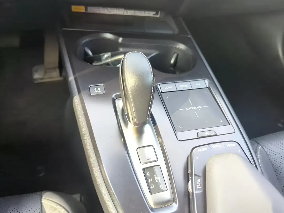 Lexus UX 300e - Thumbnail 16