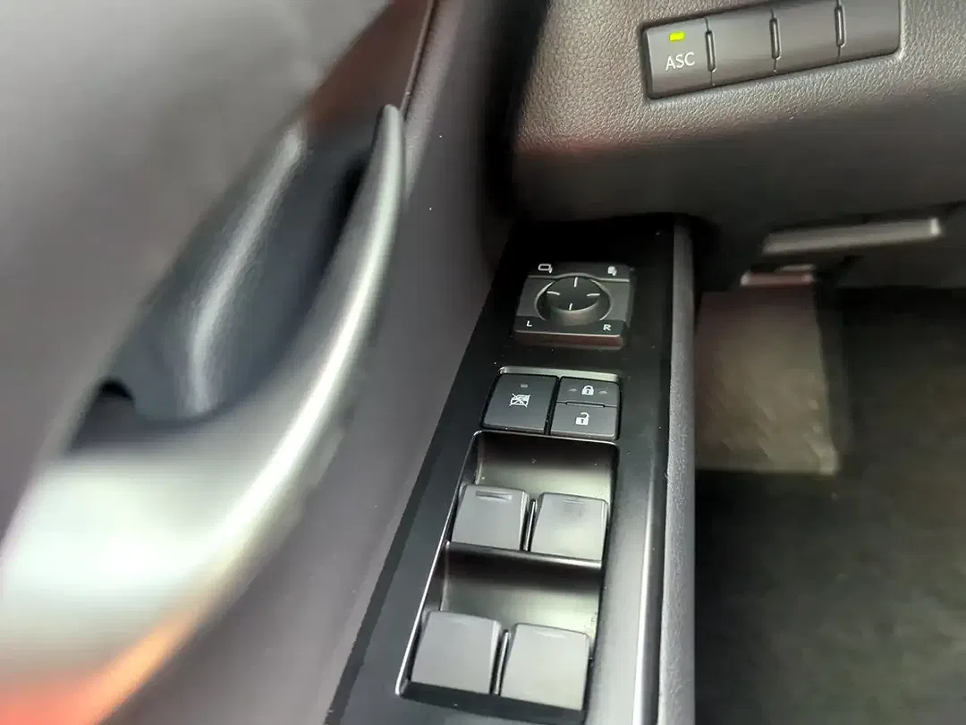 Lexus UX 300e - Thumbnail 18