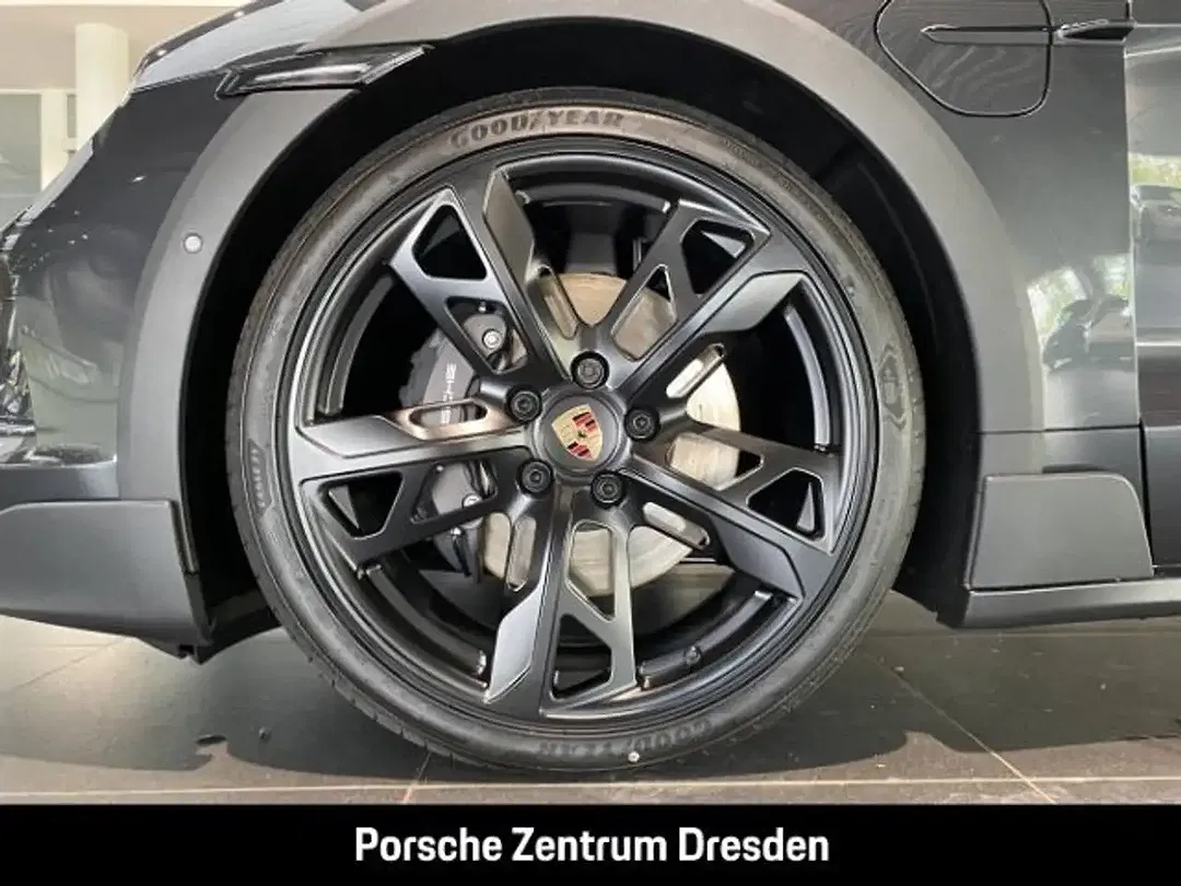 Porsche Taycan - Thumbnail 12