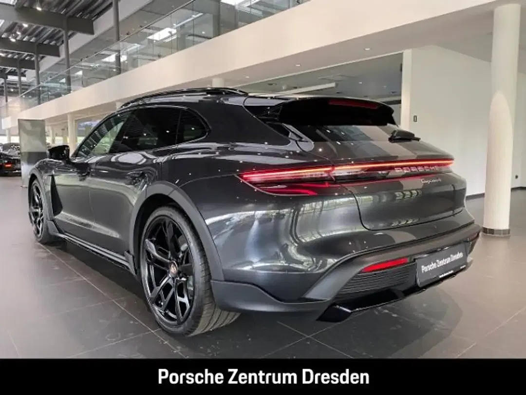 Porsche Taycan - Thumbnail 3