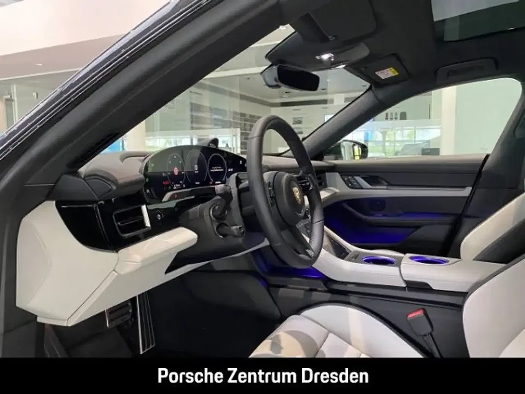 Porsche Taycan - Thumbnail 4