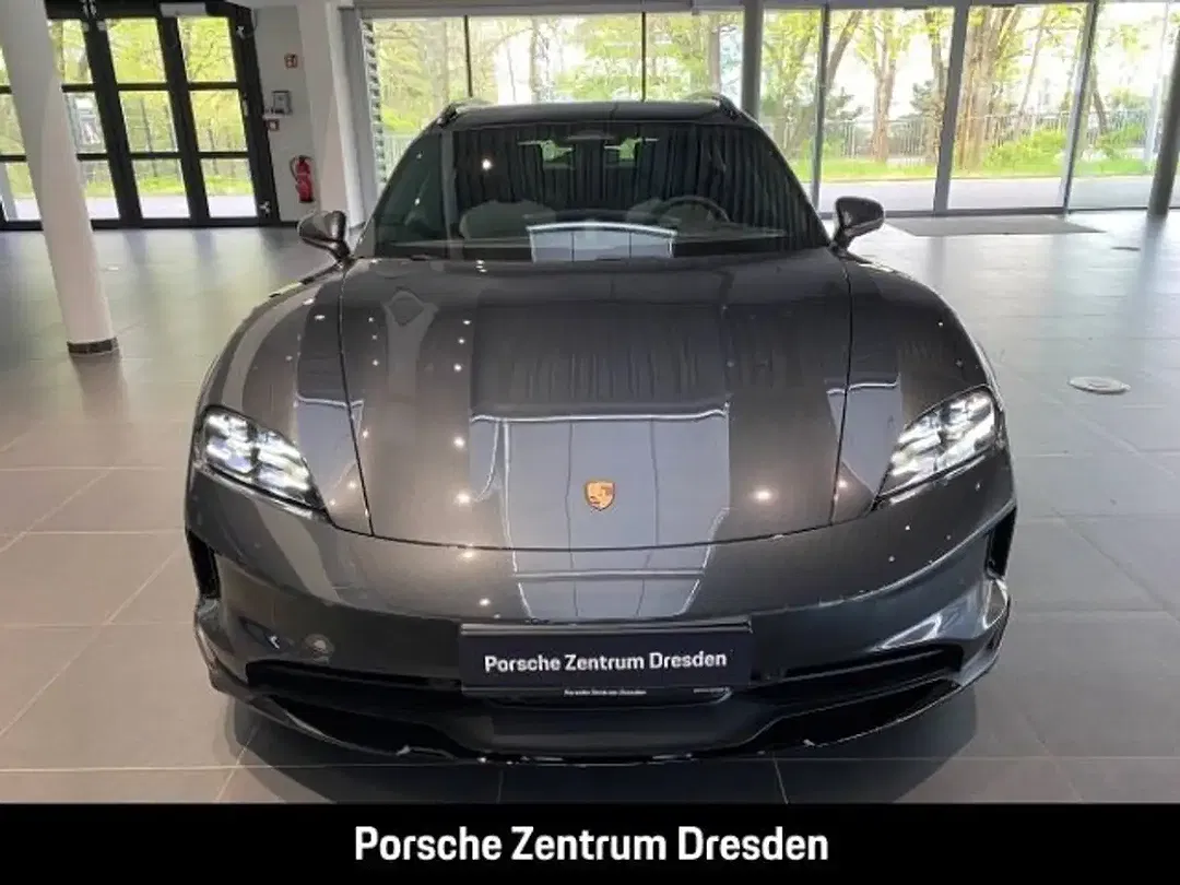 Porsche Taycan - Thumbnail 9