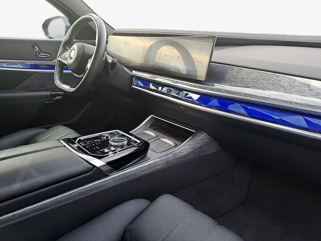 BMW i7 - Thumbnail 10