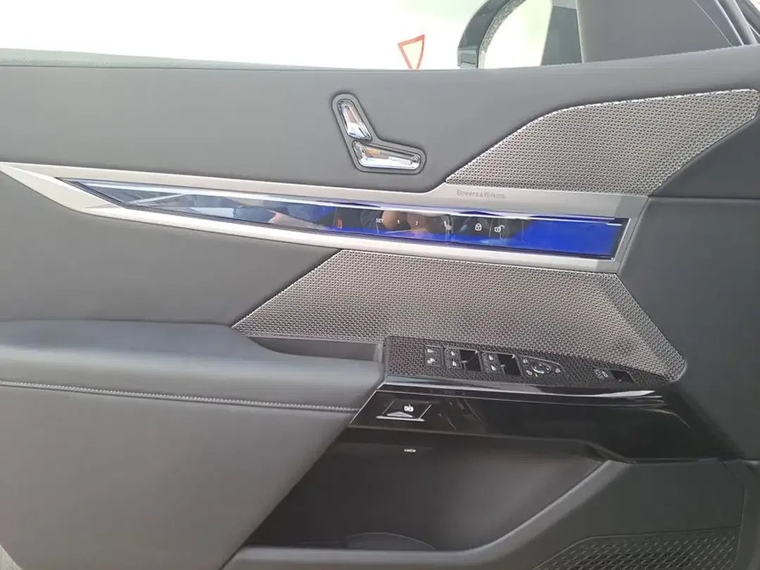BMW i7 - Thumbnail 13