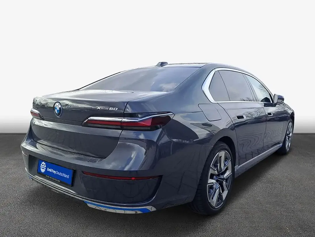 BMW i7 - Thumbnail 2