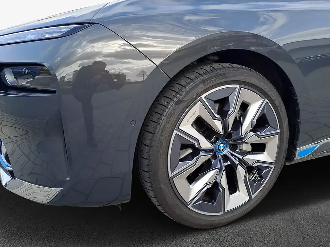 BMW i7 - Thumbnail 5