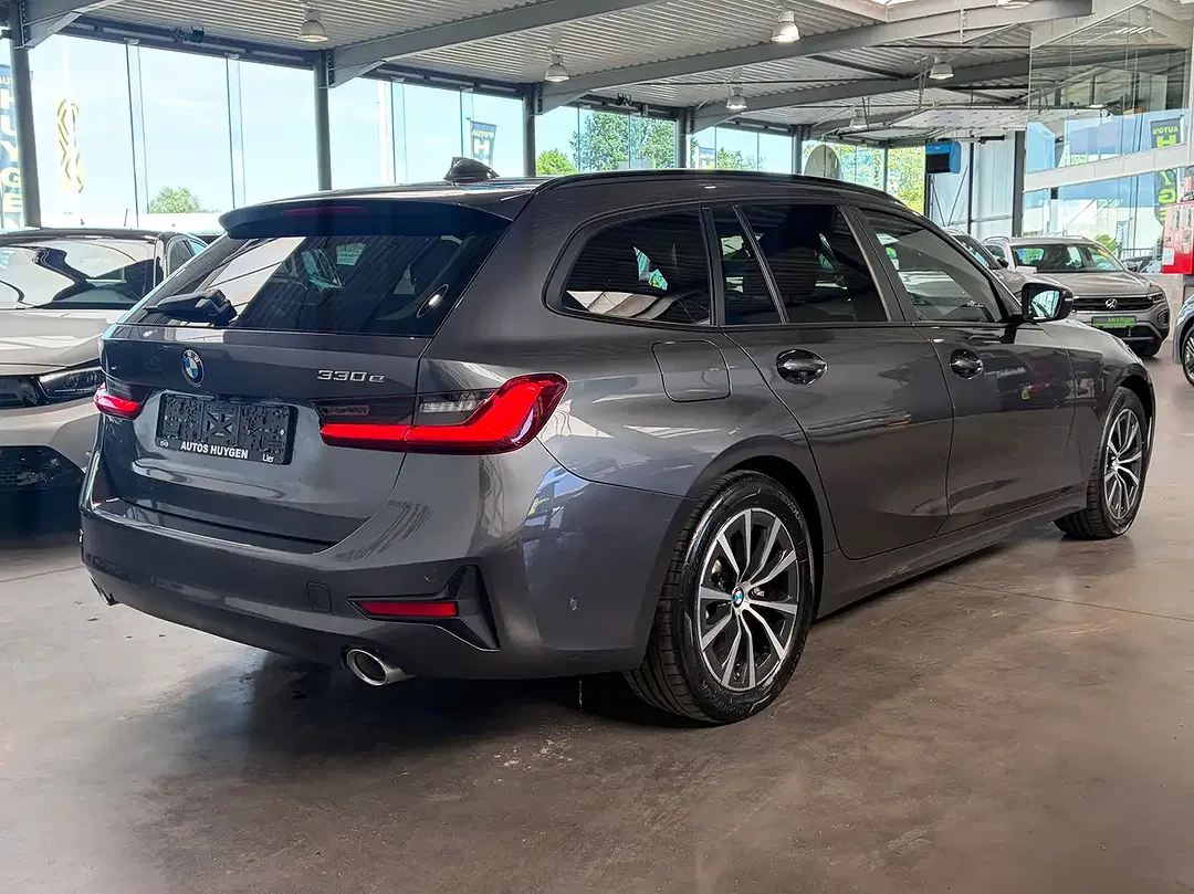 BMW 330 - Thumbnail 2
