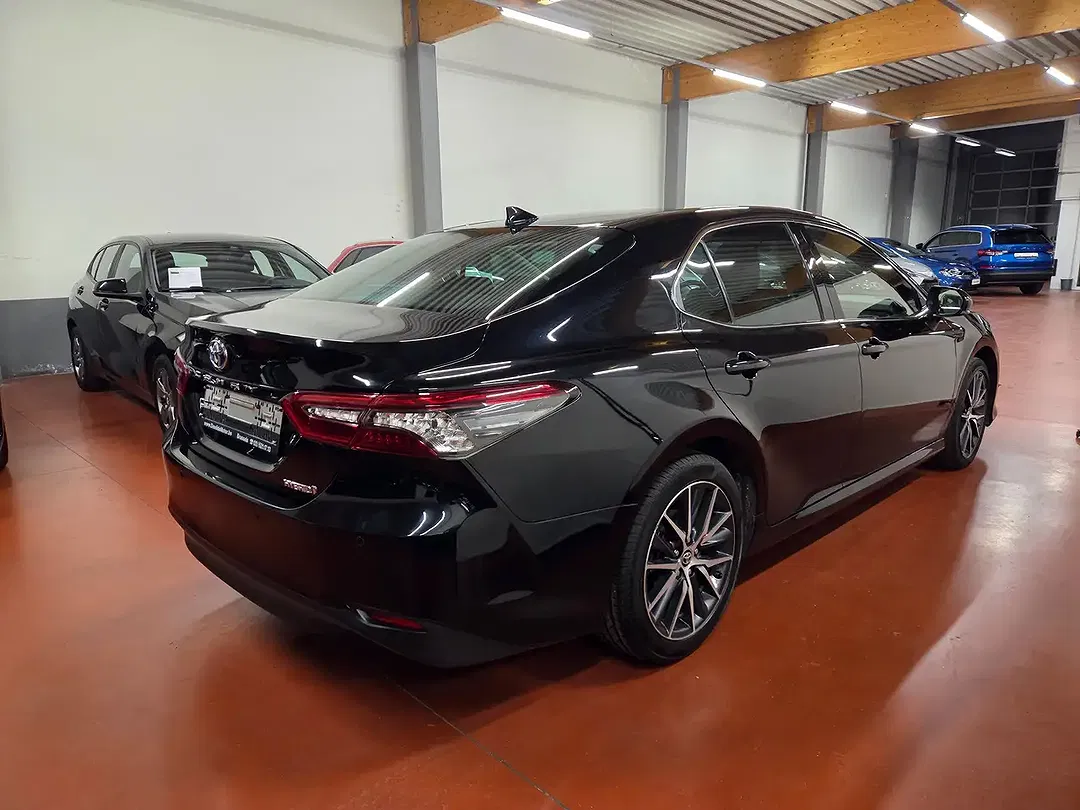 Toyota Camry - Thumbnail 3