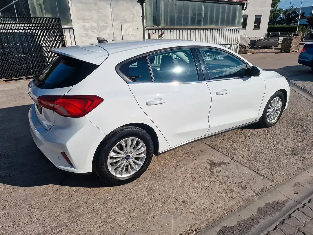 Ford Focus - Thumbnail 3