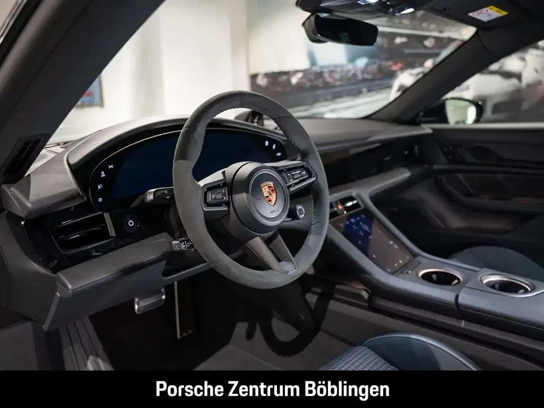 Porsche Taycan - Thumbnail 5