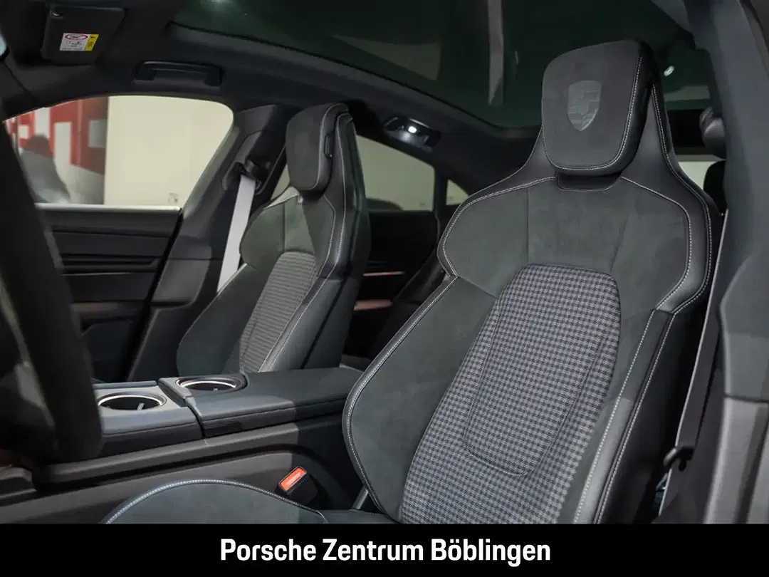 Porsche Taycan - Thumbnail 6