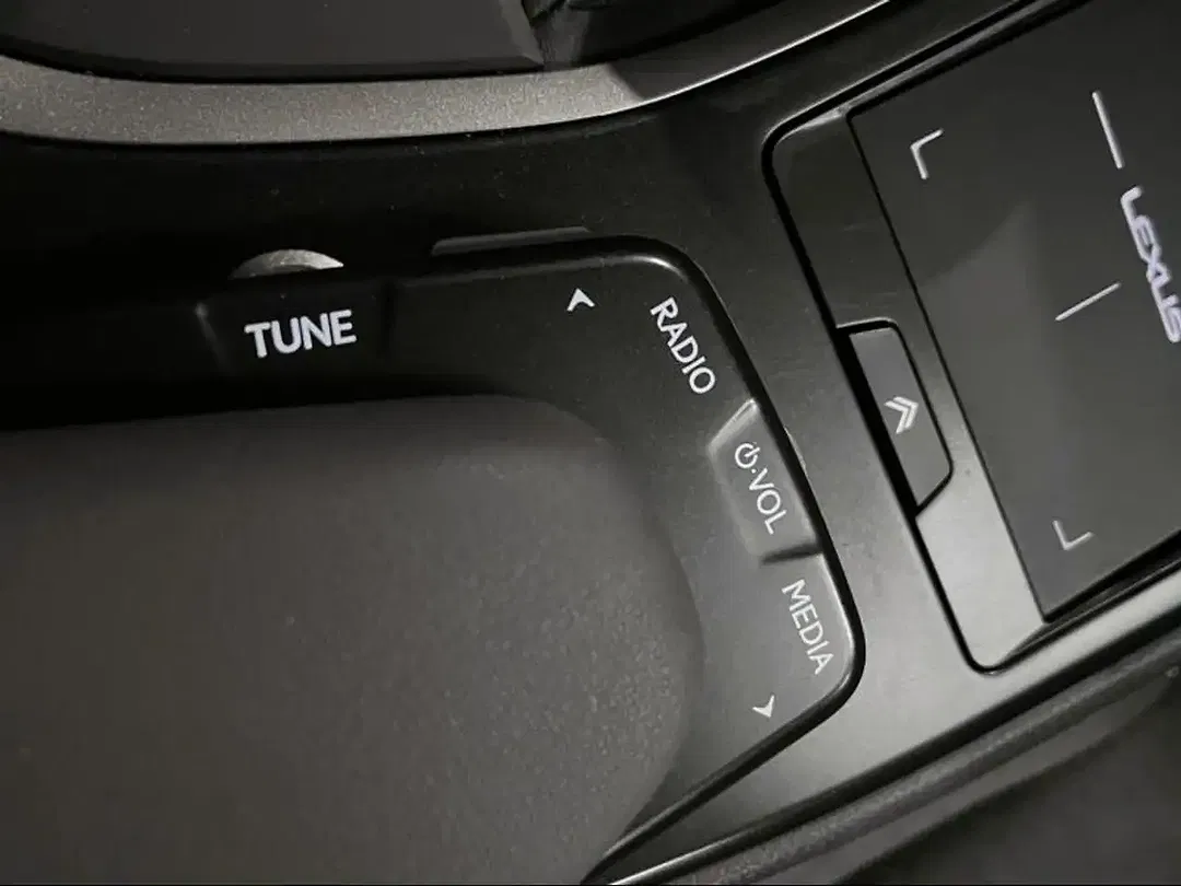 Lexus UX 250h - Thumbnail 17